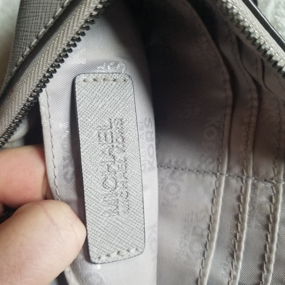 Michael Kors wristlet with gunmetal hardware - Picture 4 of 8